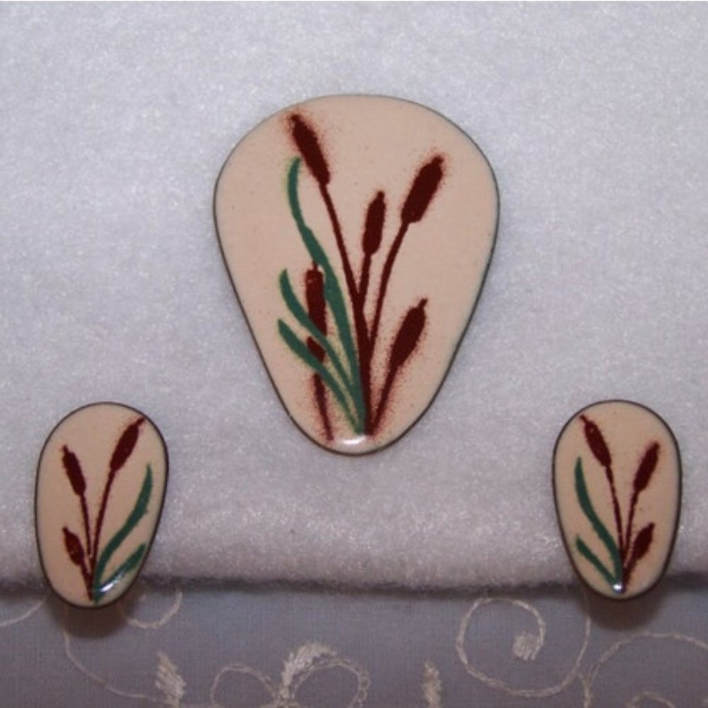Amazing Vintage Screw On Earrings & Brooch Jewelry Set Enamel Painted Cattails